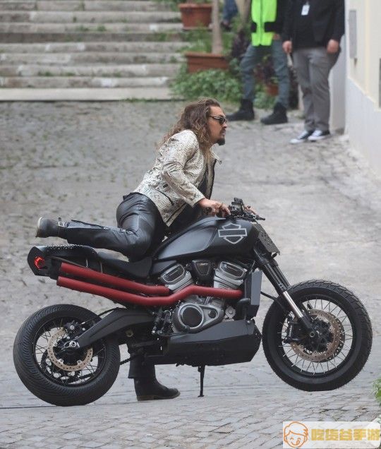 《速度与激情10》路透照 杰森莫玛骑摩托狂飙